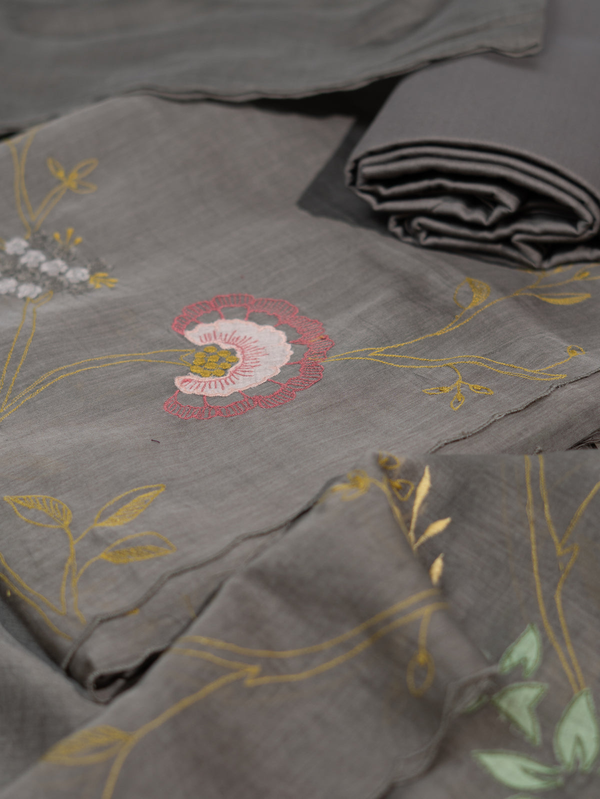 Pure Mul Suit with Threadwork & Appliqué Detailing