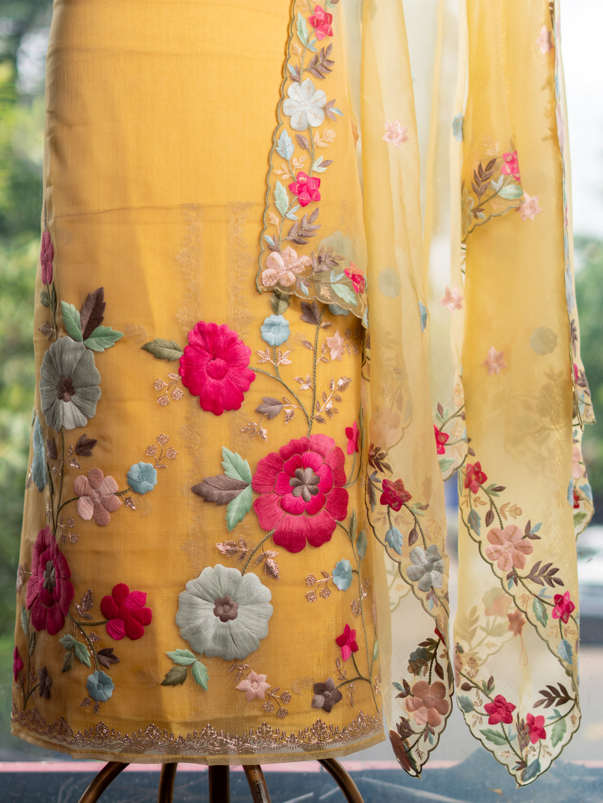 Crush Tissue Chiffon Suit with Parsi Thread Work
