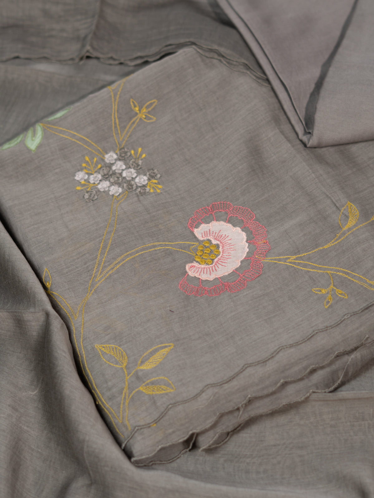 Pure Mul Suit with Threadwork & Appliqué Detailing