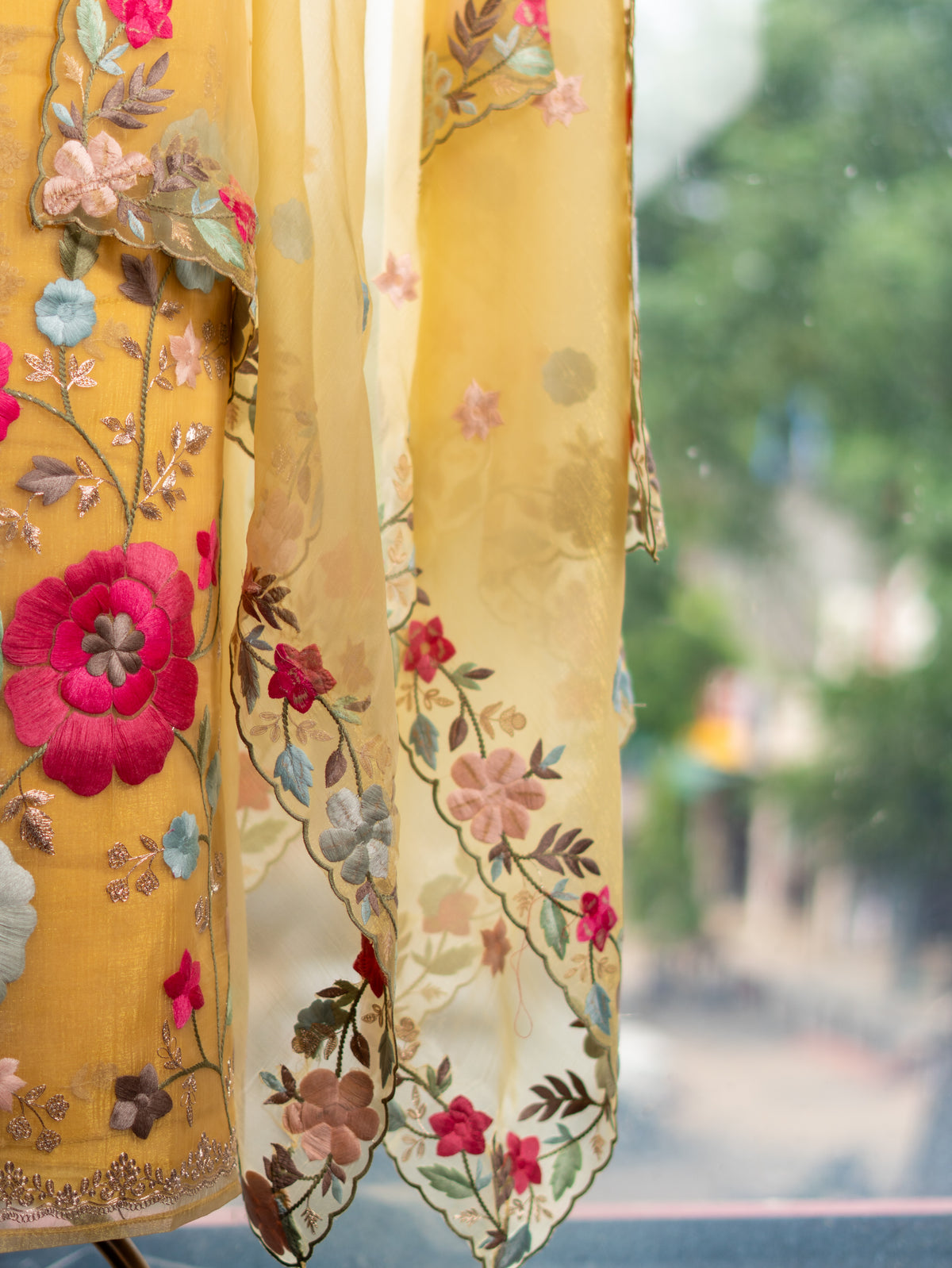Crush Tissue Chiffon Suit with Parsi Thread Work