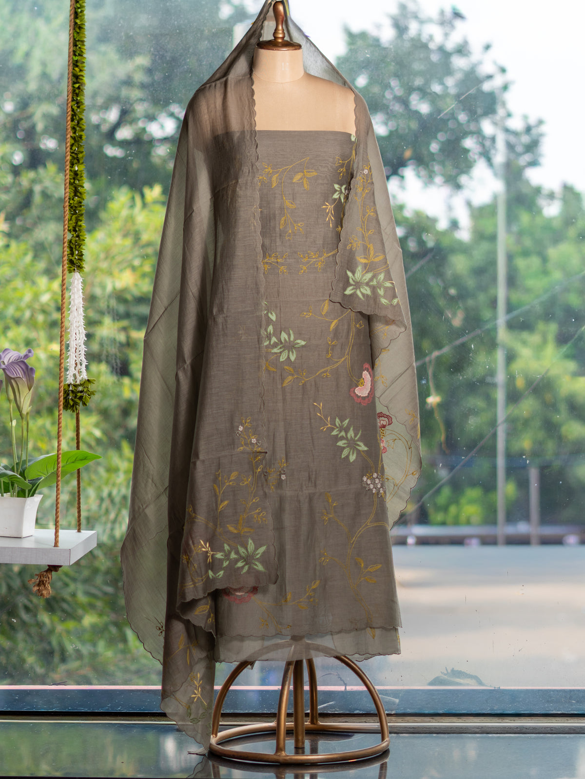 Pure Mul Suit with Threadwork & Appliqué Detailing