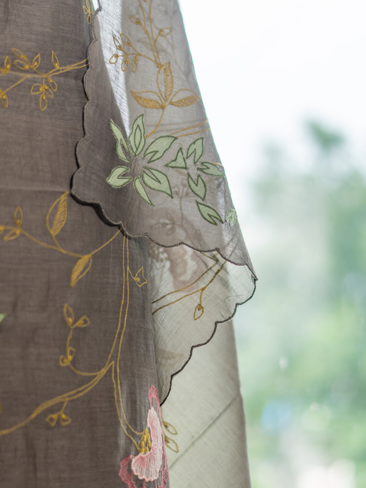 Pure Mul Suit with Threadwork & Appliqué Detailing